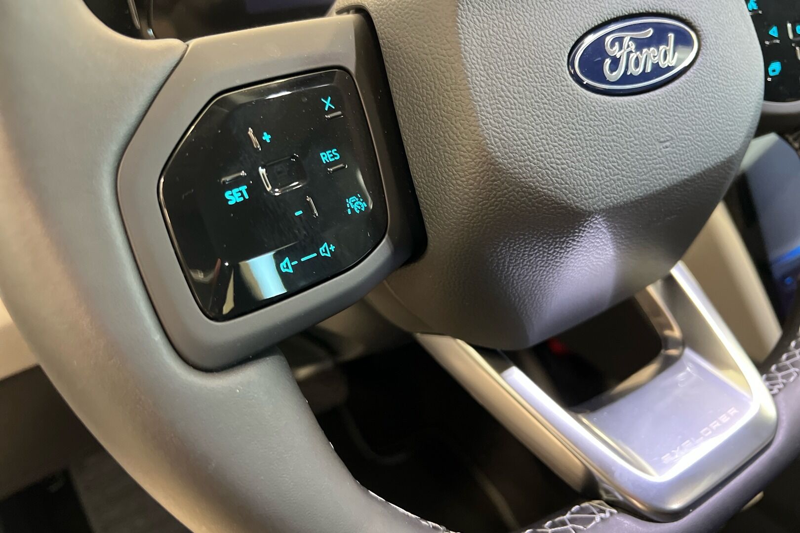 Ford Explorer iso kuva 19