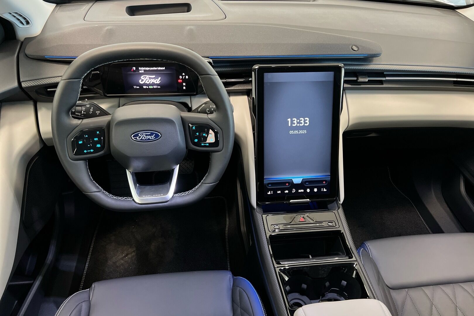 Ford Explorer iso kuva 4