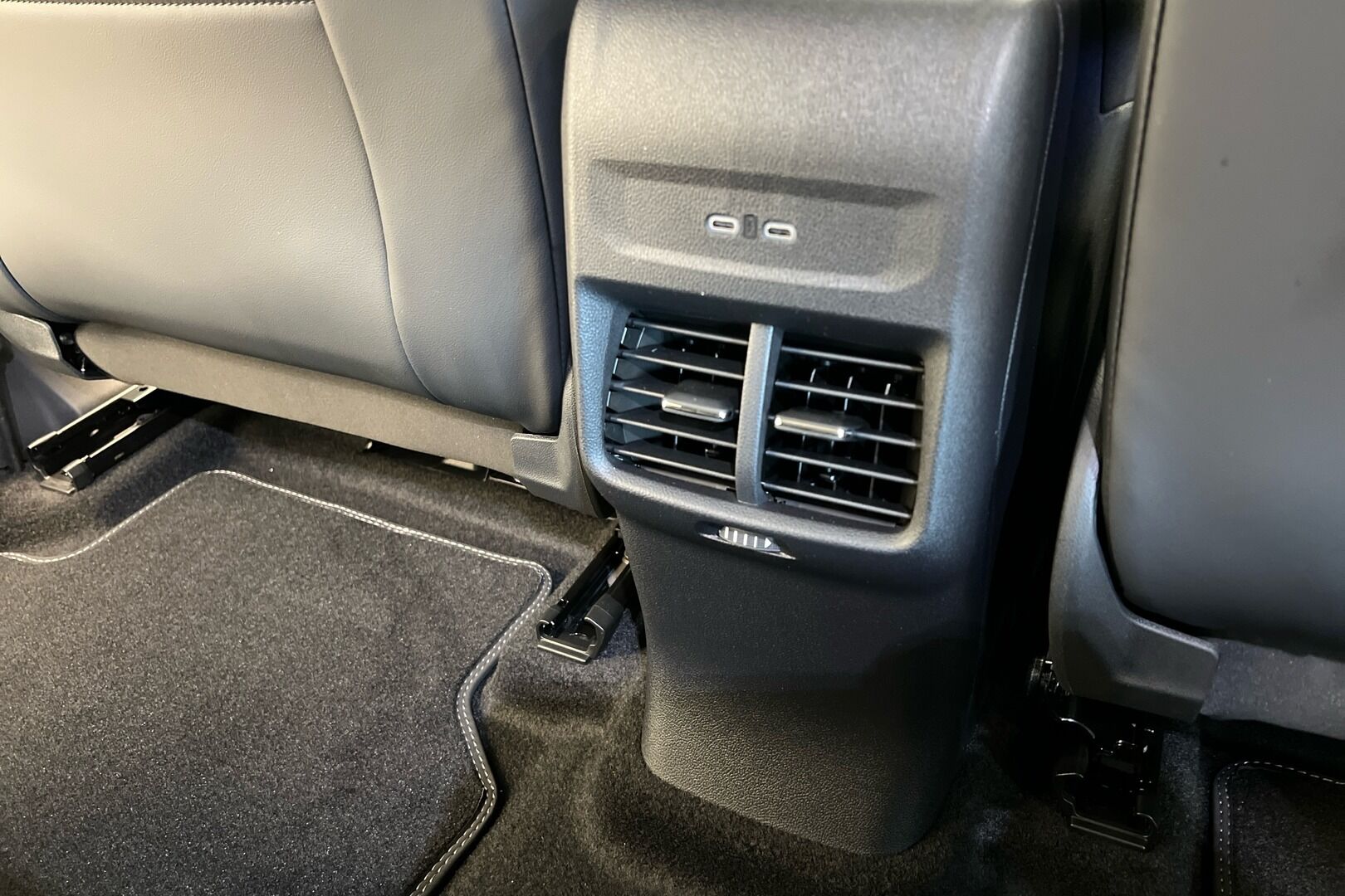 Ford Explorer iso kuva 23