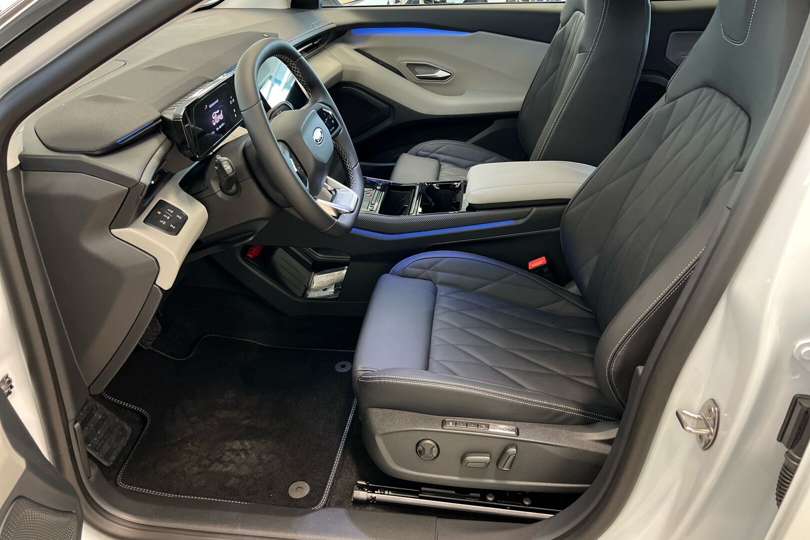 Ford Explorer iso kuva 10