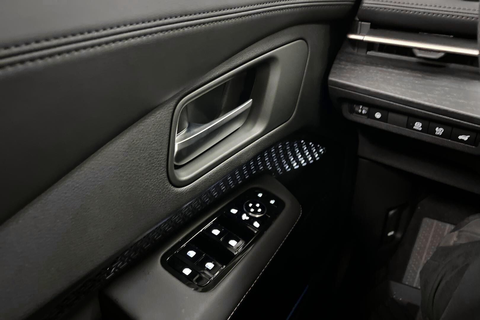 NISSAN Ariya iso kuva 18