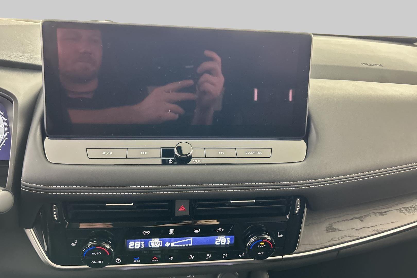 Nissan X-Trail iso kuva 16