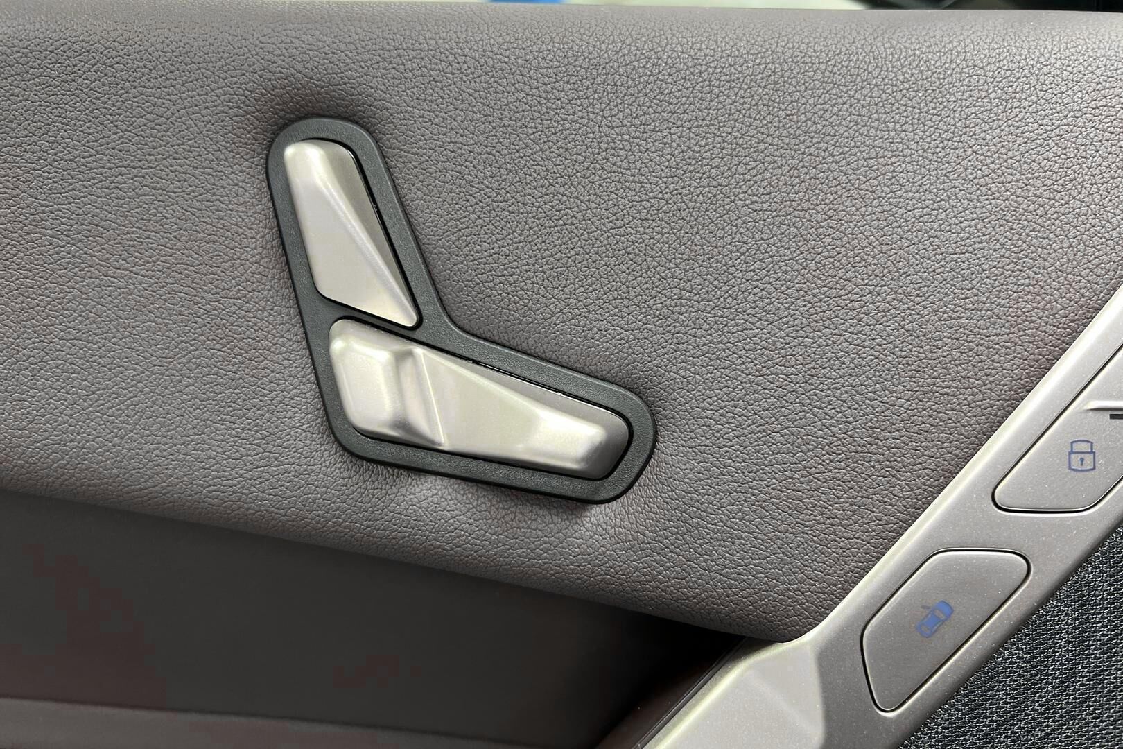 BMW iX iso kuva 18