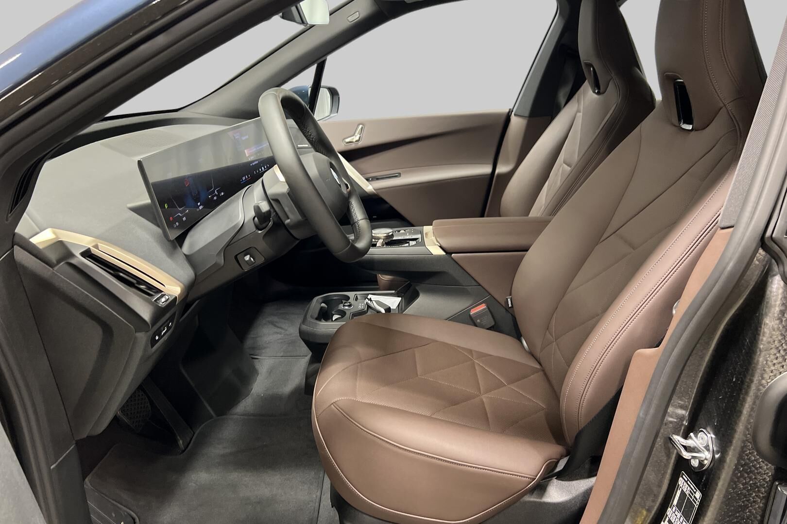 BMW iX iso kuva 8