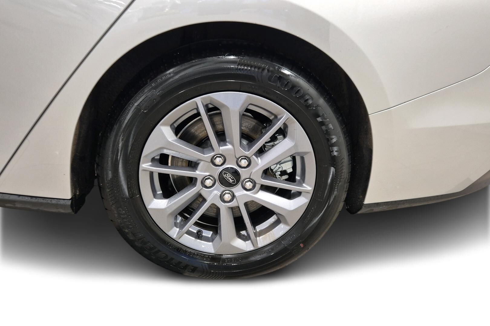 Ford Focus iso kuva 4