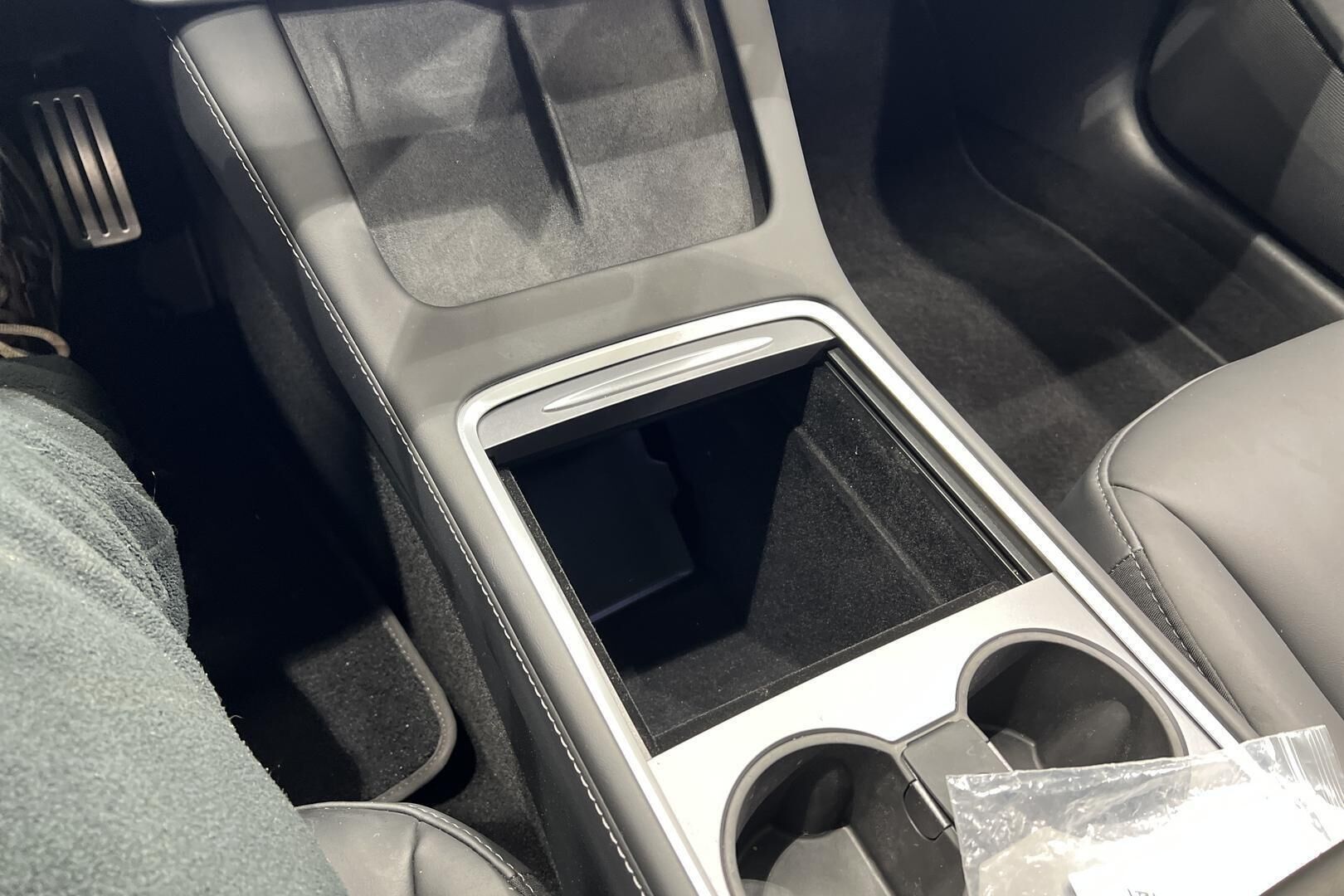 TESLA MODEL 3 iso kuva 13