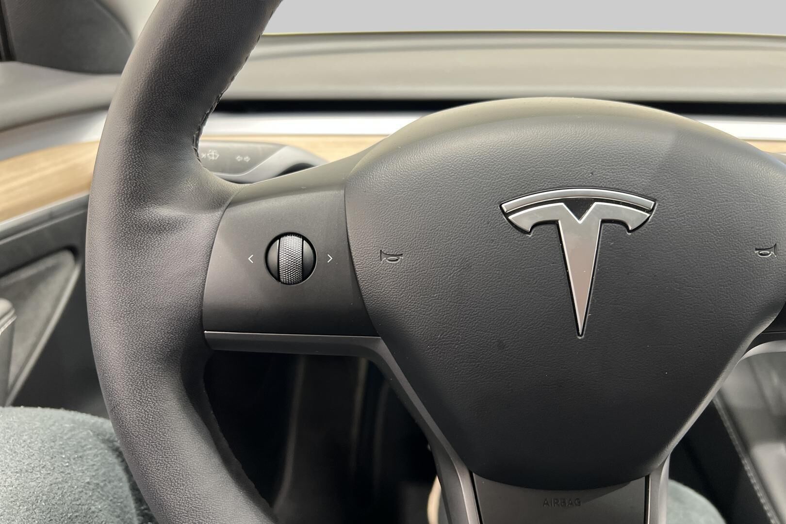 TESLA MODEL 3 iso kuva 27