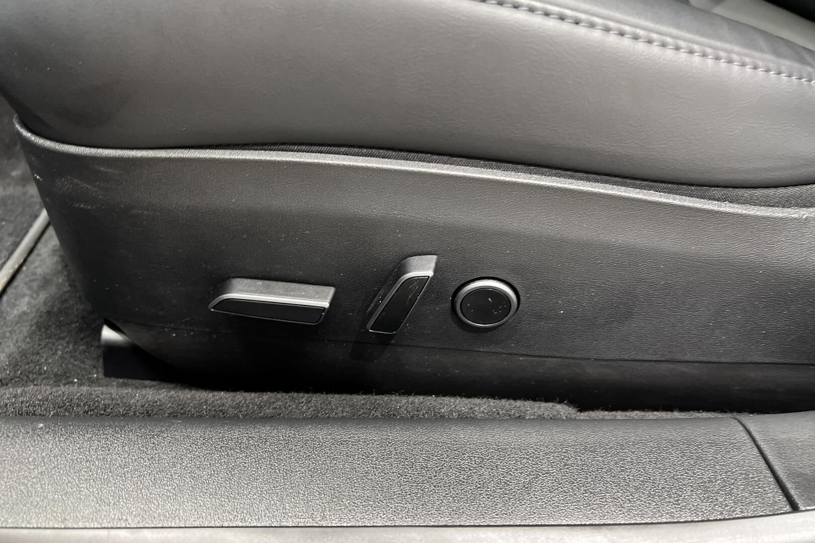 TESLA MODEL 3 iso kuva 30