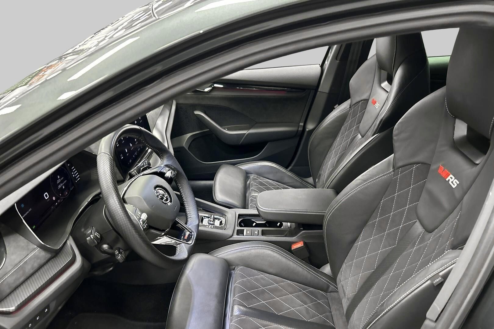 SKODA Octavia iso kuva 8