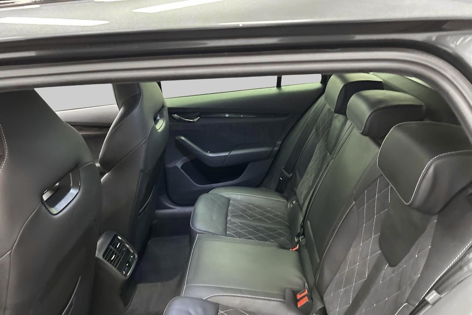 SKODA Octavia iso kuva 9