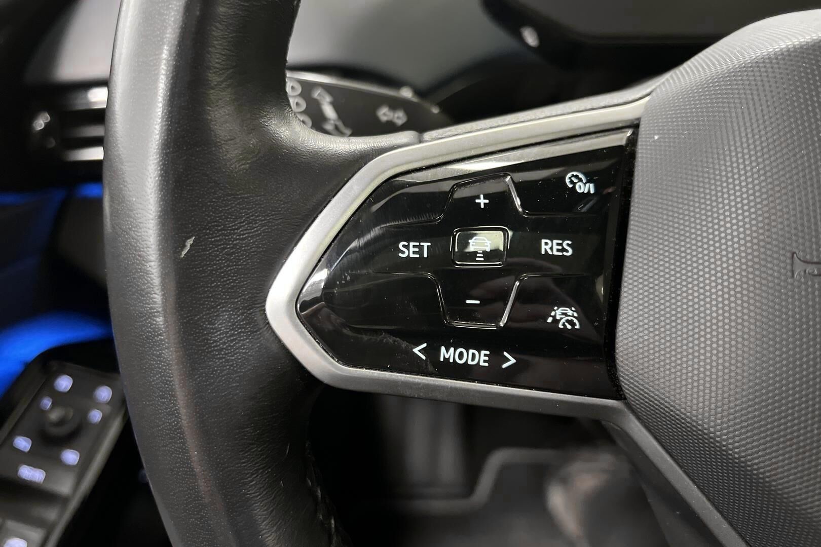 VOLKSWAGEN ID.4 iso kuva 11