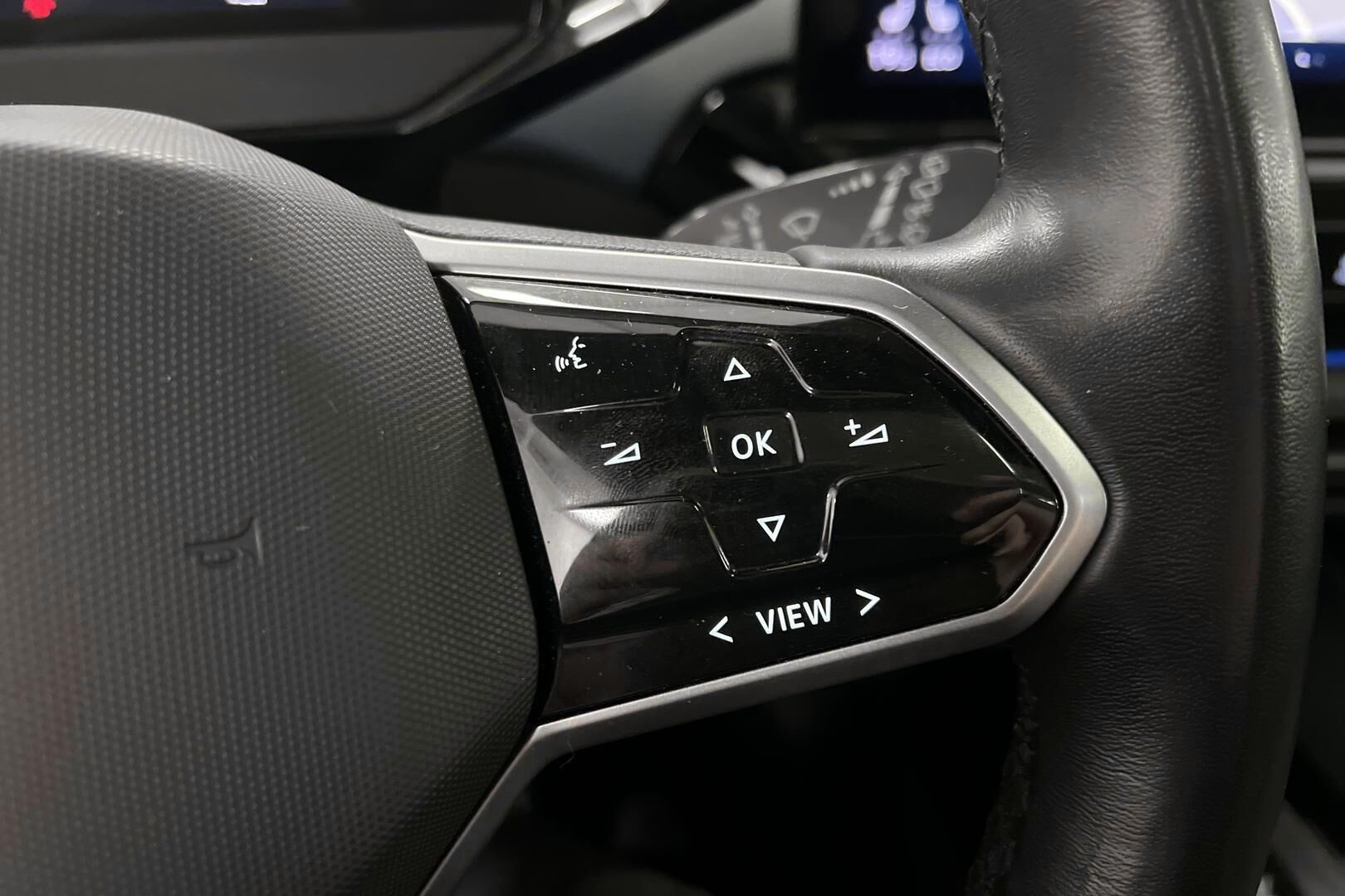 VOLKSWAGEN ID.4 iso kuva 12