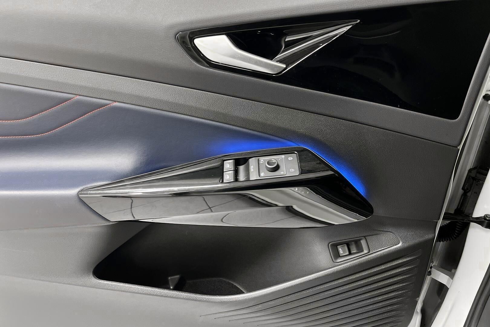 VOLKSWAGEN ID.4 iso kuva 14