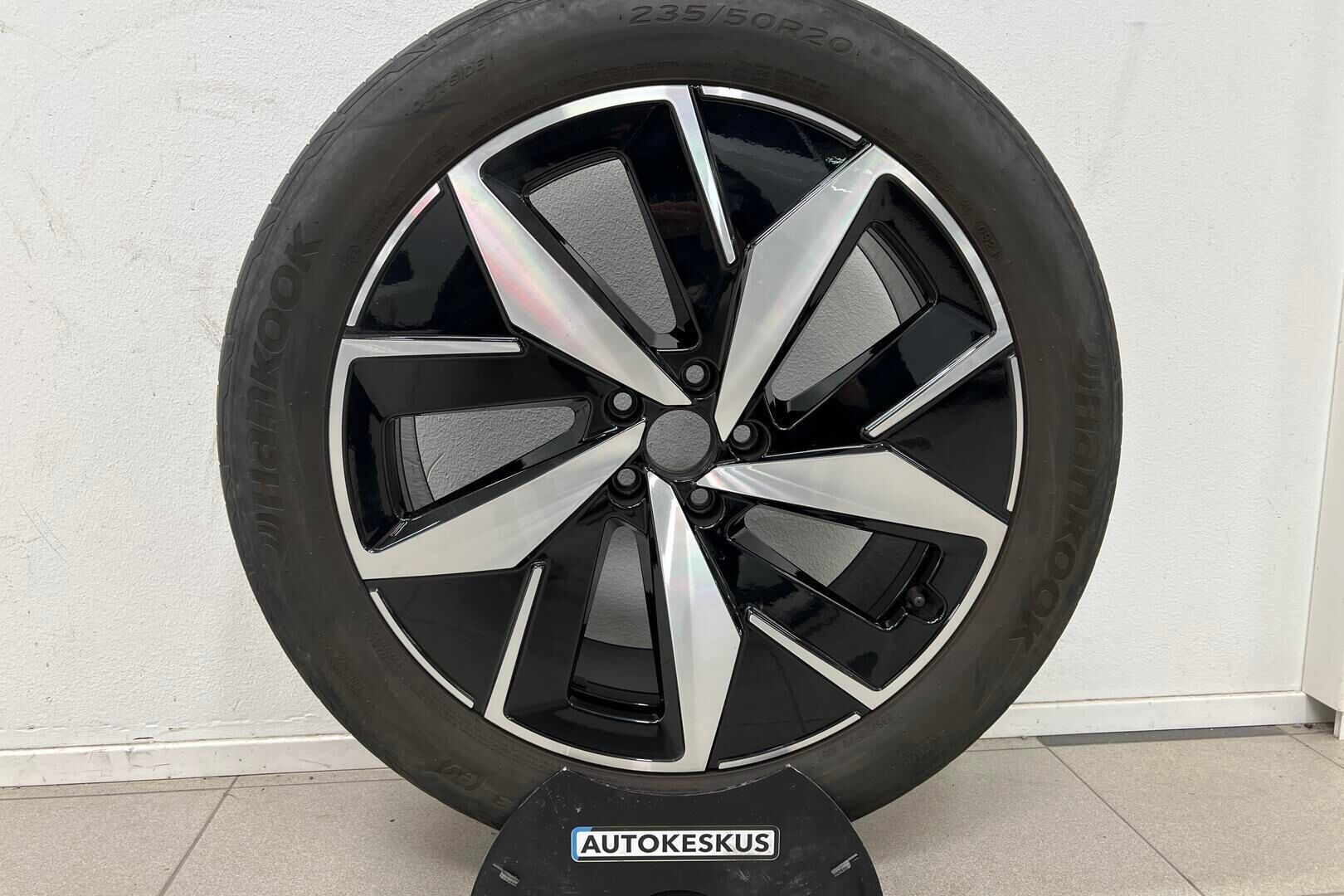 VOLKSWAGEN ID.4 iso kuva 23