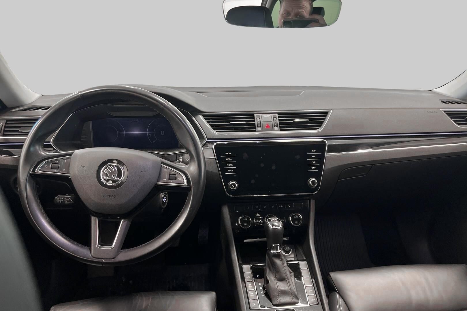 SKODA SUPERB iso kuva 10