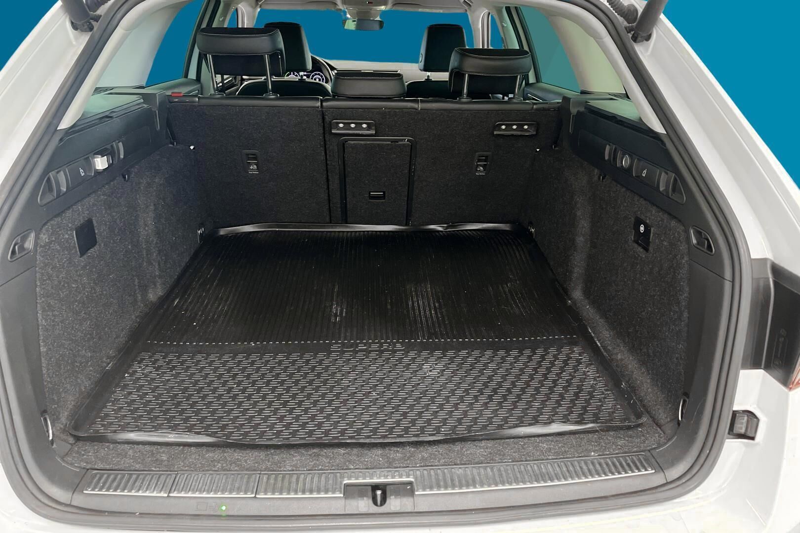 SKODA SUPERB iso kuva 11