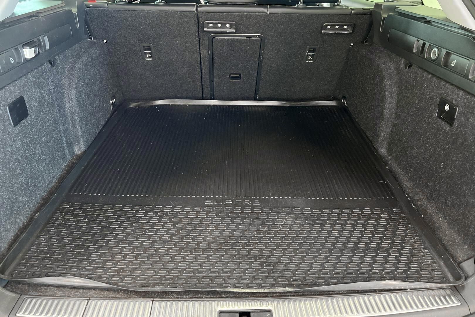 SKODA SUPERB iso kuva 12