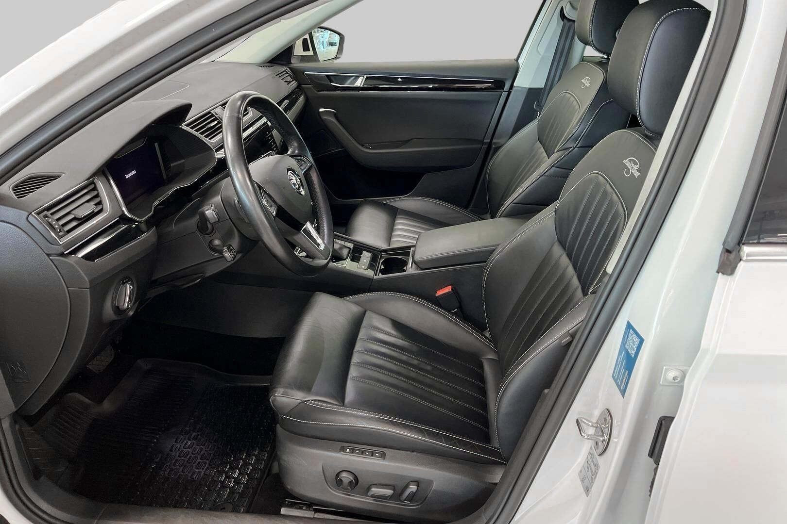 SKODA SUPERB iso kuva 9