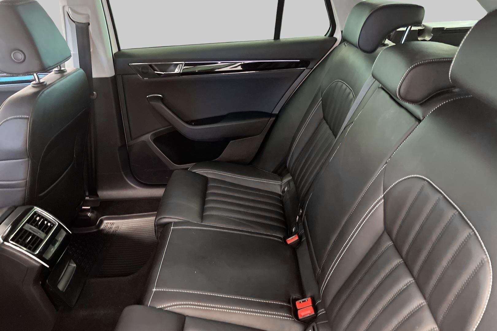 SKODA SUPERB iso kuva 9