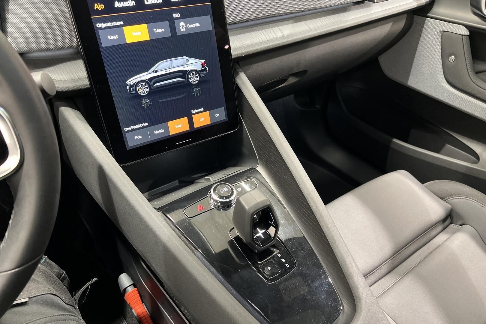 POLESTAR 2 iso kuva 33