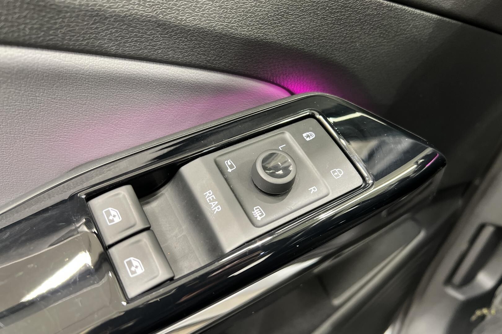 VOLKSWAGEN ID.4 iso kuva 16