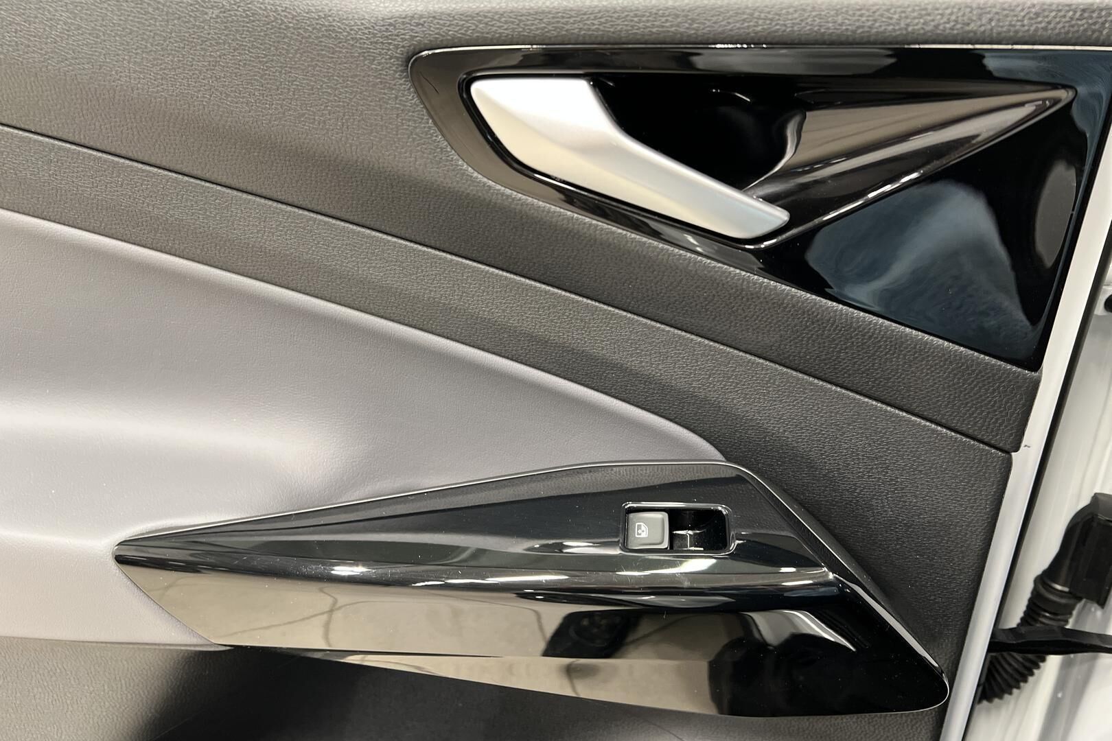 VOLKSWAGEN ID.4 iso kuva 36