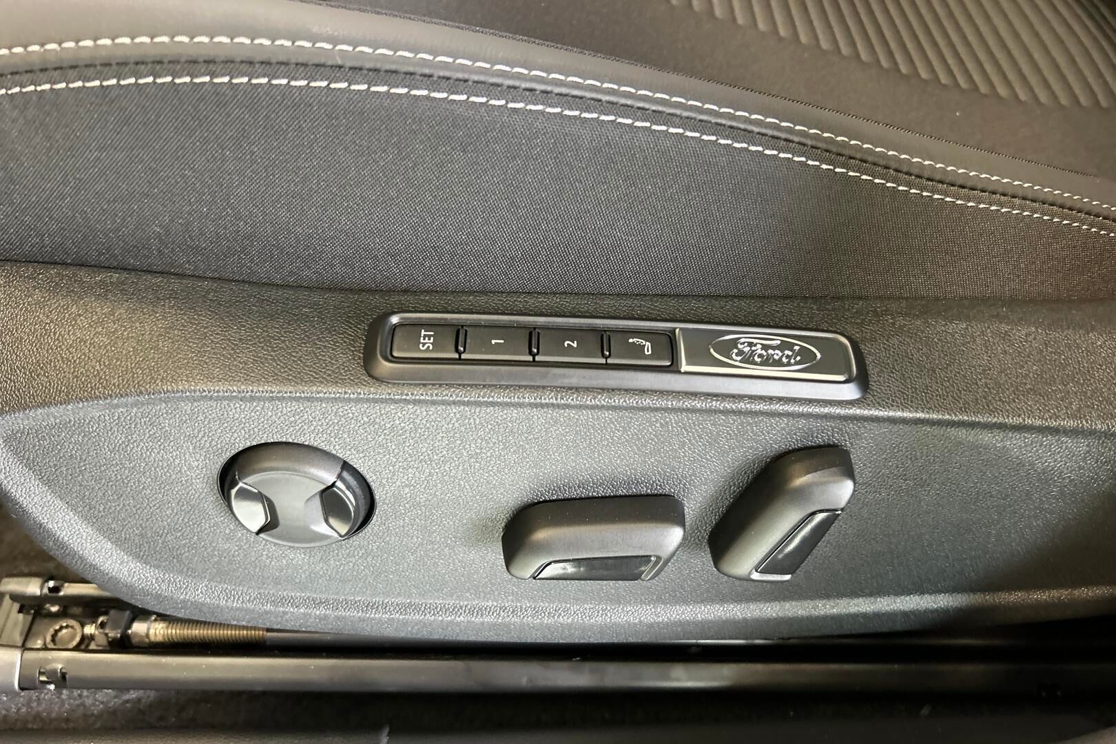 Ford Explorer iso kuva 16