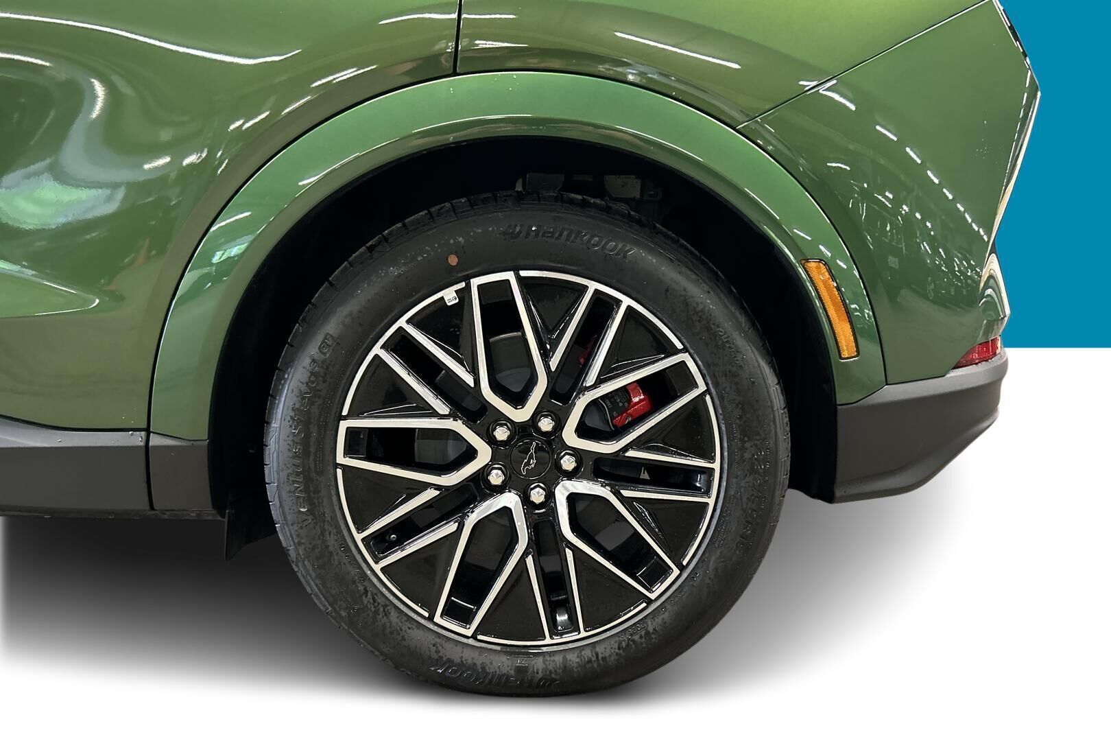 Ford Mustang Mach-E iso kuva 4