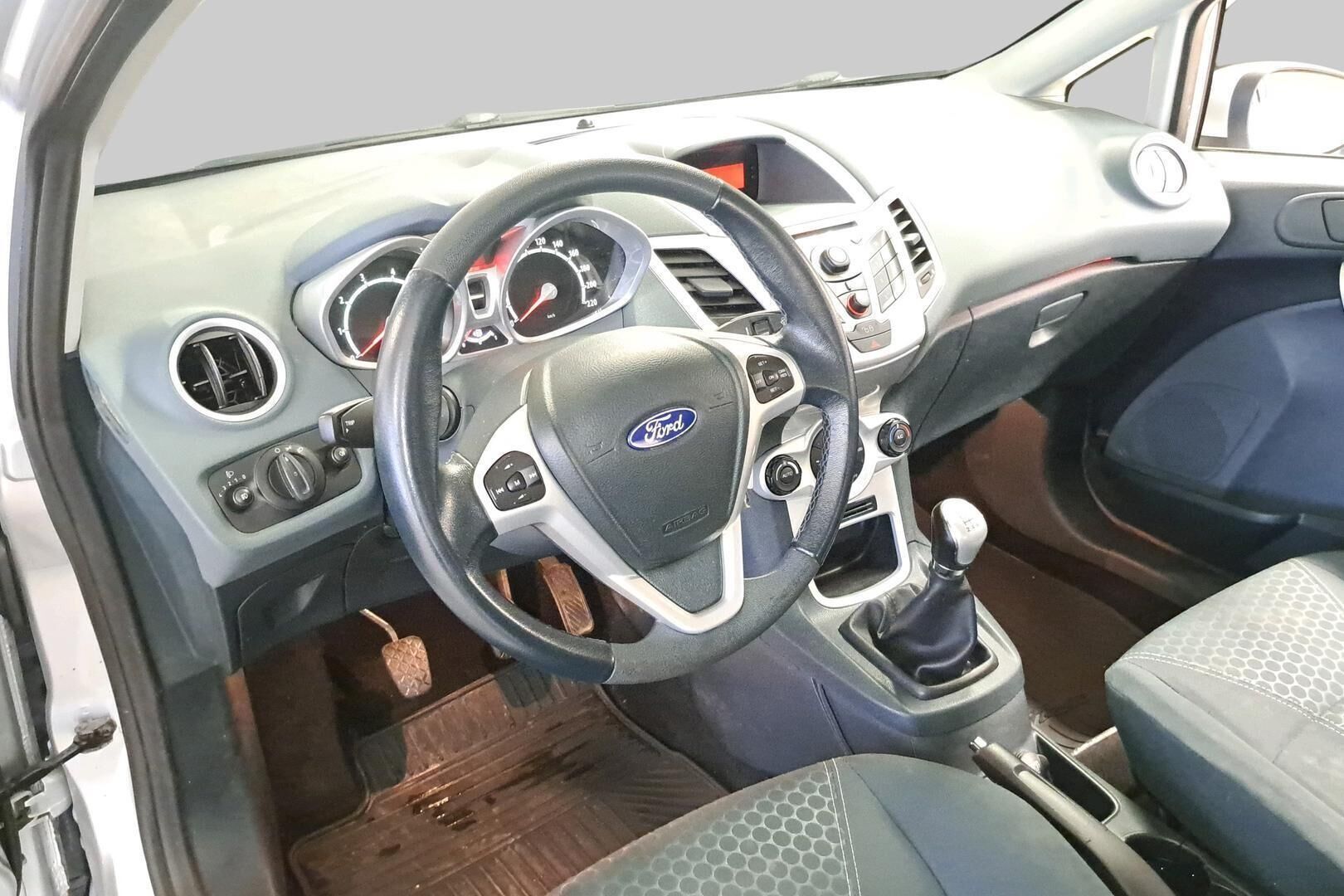 Ford Fiesta iso kuva 10