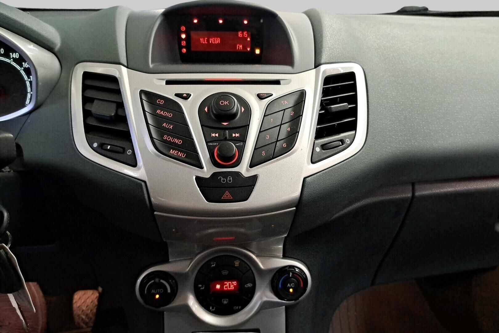 Ford Fiesta iso kuva 15