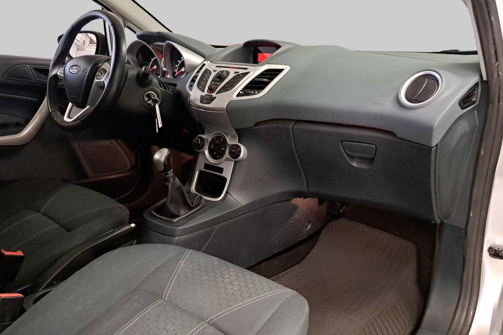 Ford Fiesta iso kuva 21