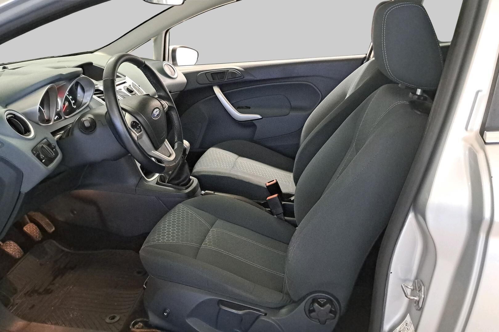 Ford Fiesta iso kuva 8