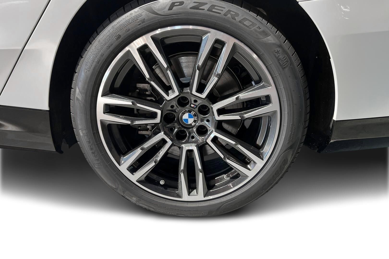 BMW i5 iso kuva 9