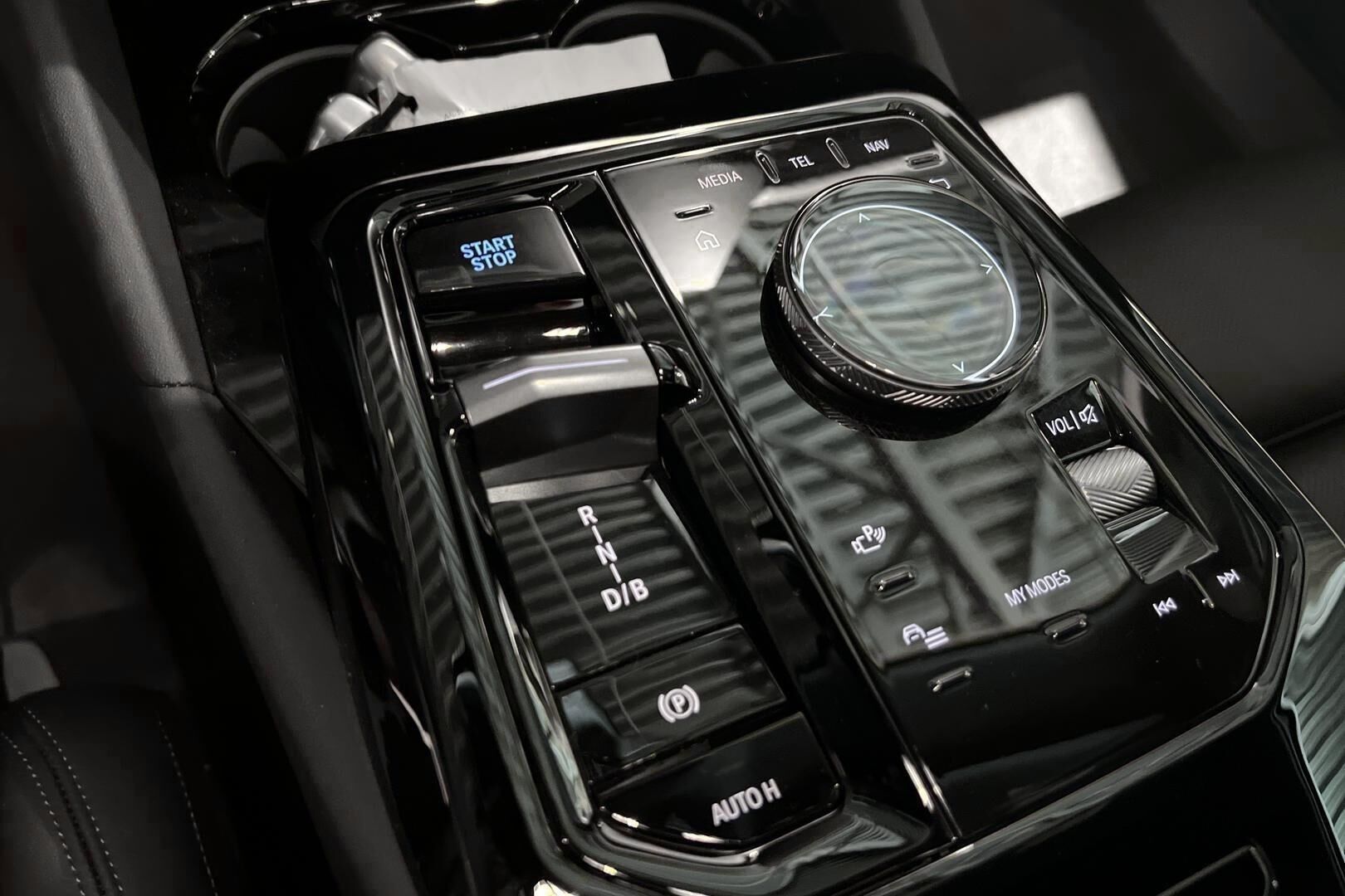 BMW i5 iso kuva 18