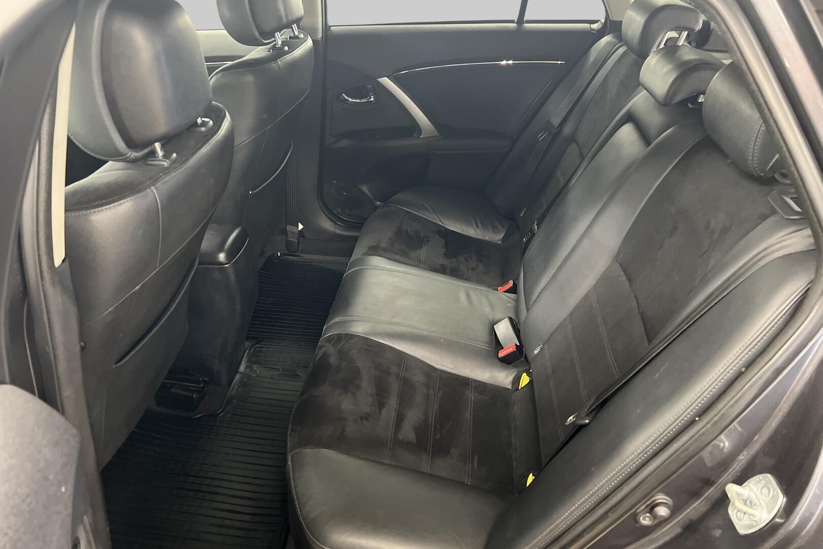 Toyota Avensis iso kuva 10