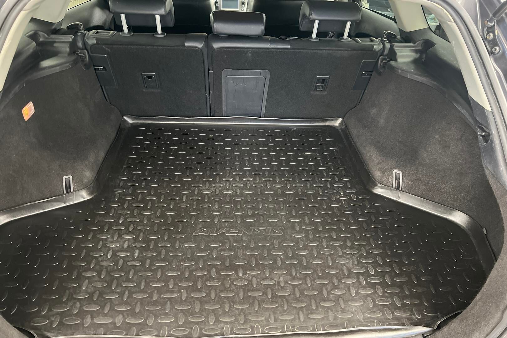 Toyota Avensis iso kuva 12