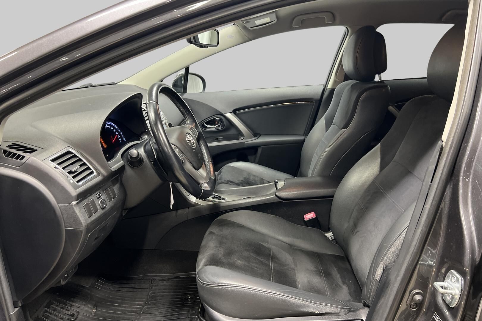 Toyota Avensis iso kuva 9