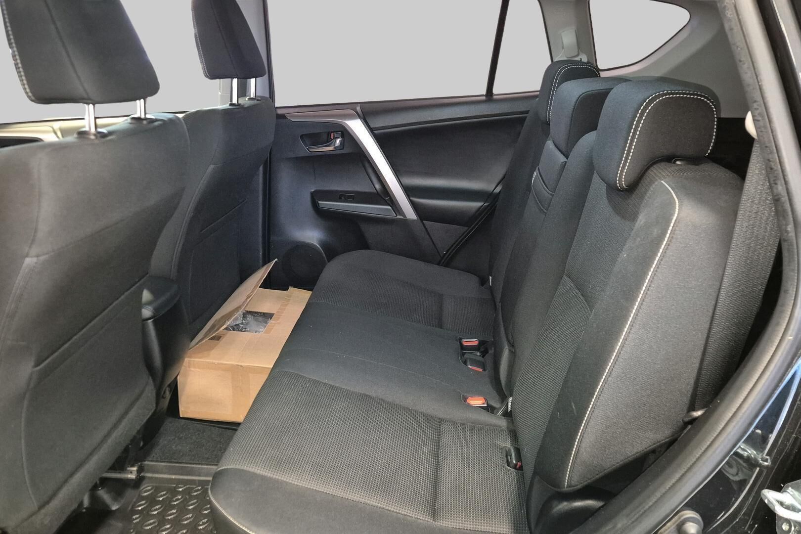 Toyota RAV4 iso kuva 10