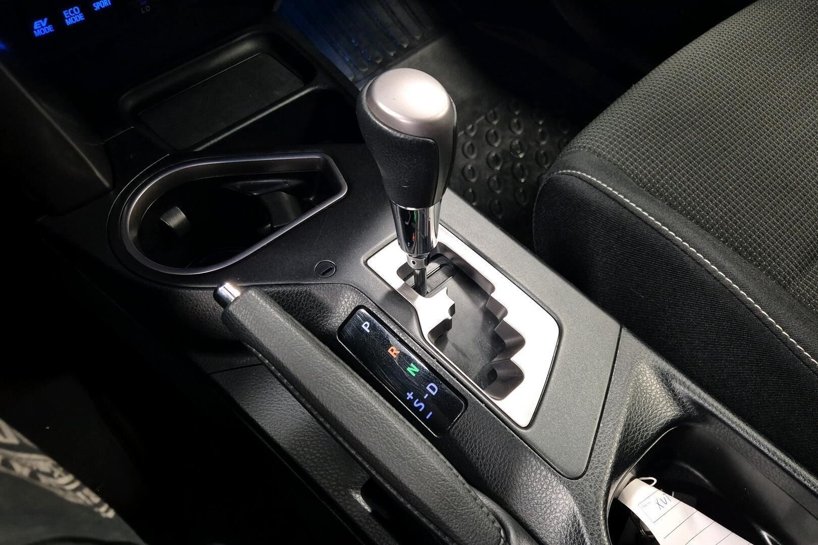 Toyota RAV4 iso kuva 18