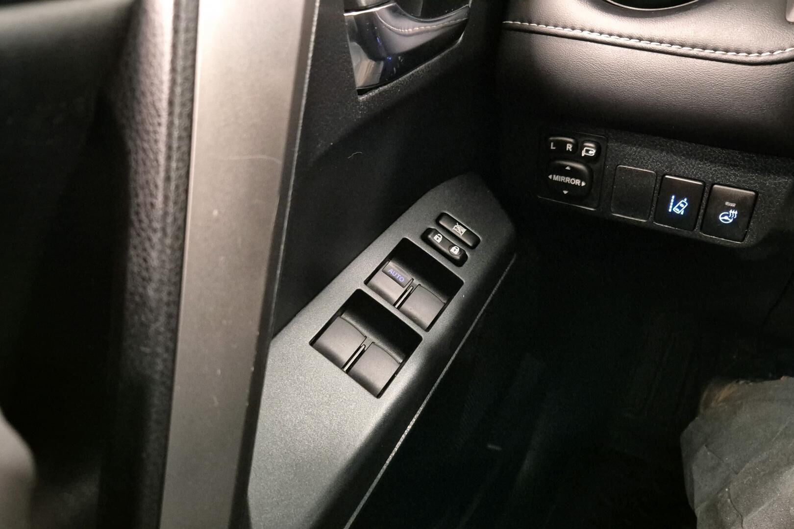 Toyota RAV4 iso kuva 21