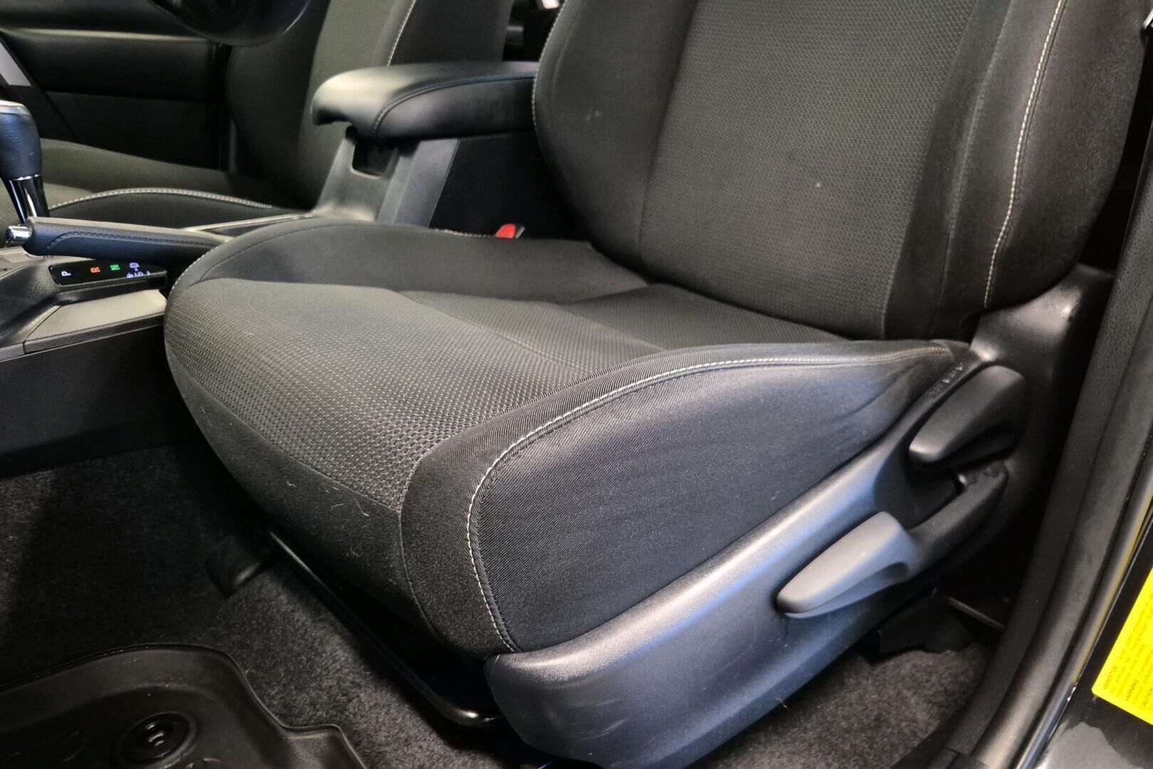 Toyota RAV4 iso kuva 23