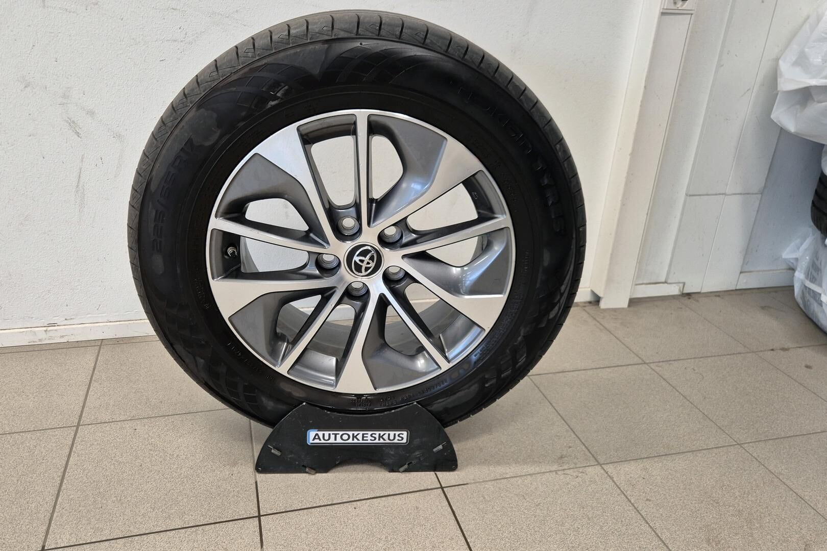 Toyota RAV4 iso kuva 24