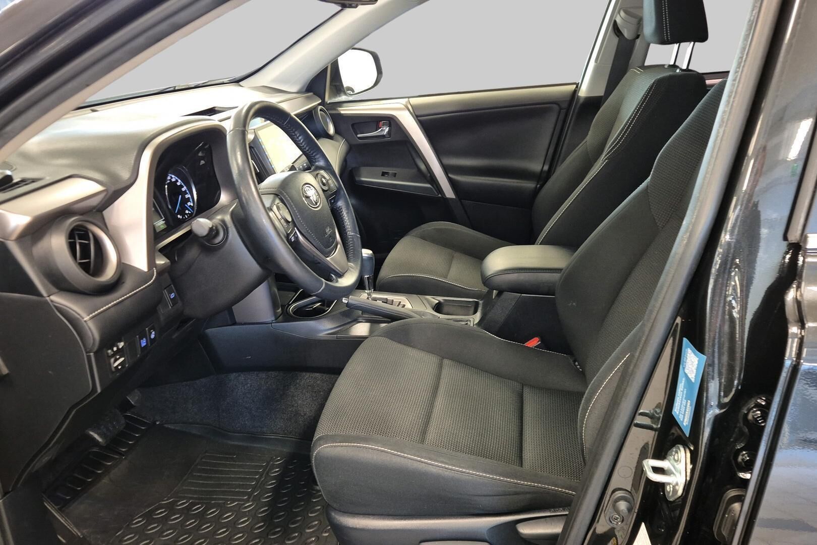 Toyota RAV4 iso kuva 9