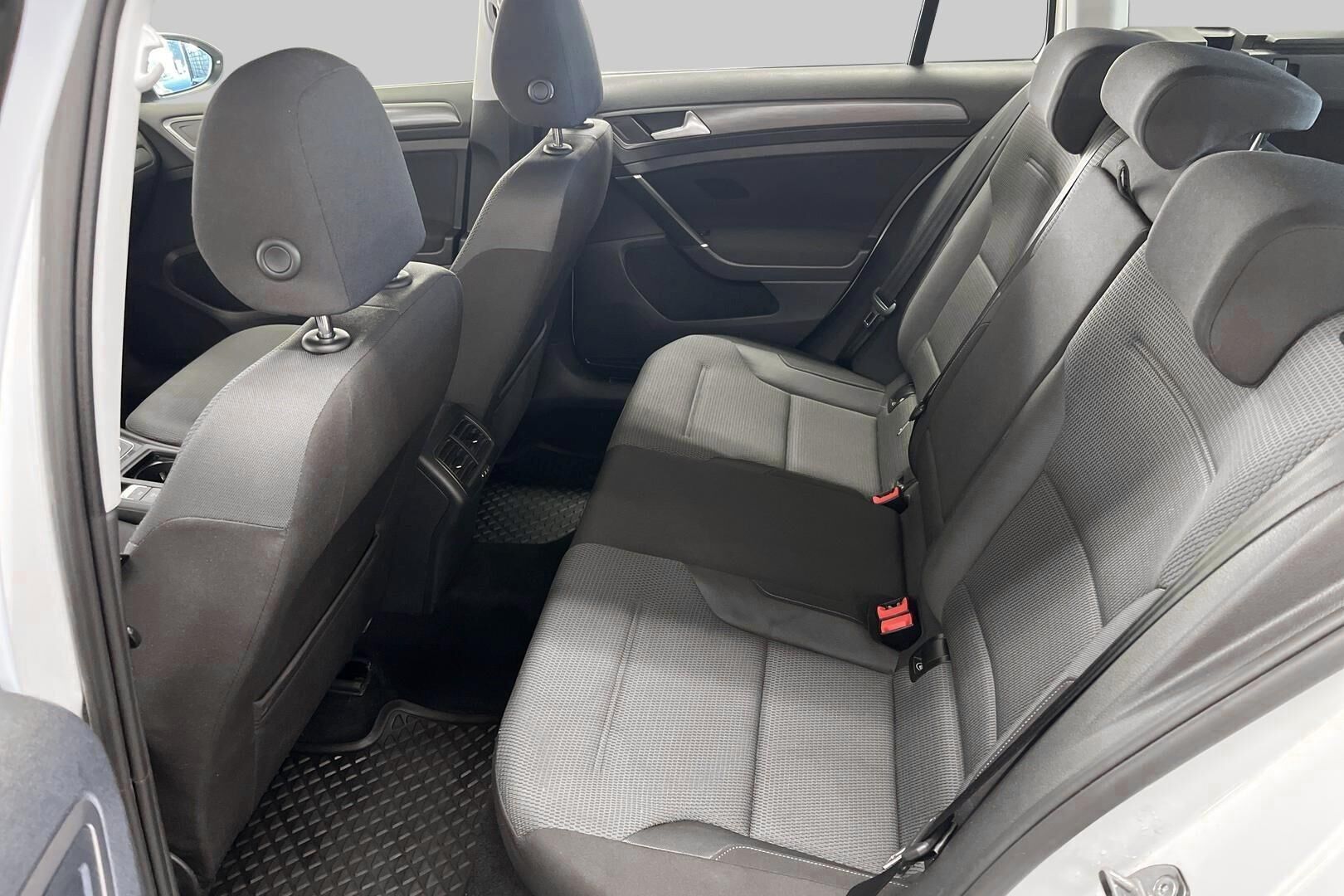 Volkswagen Golf iso kuva 10