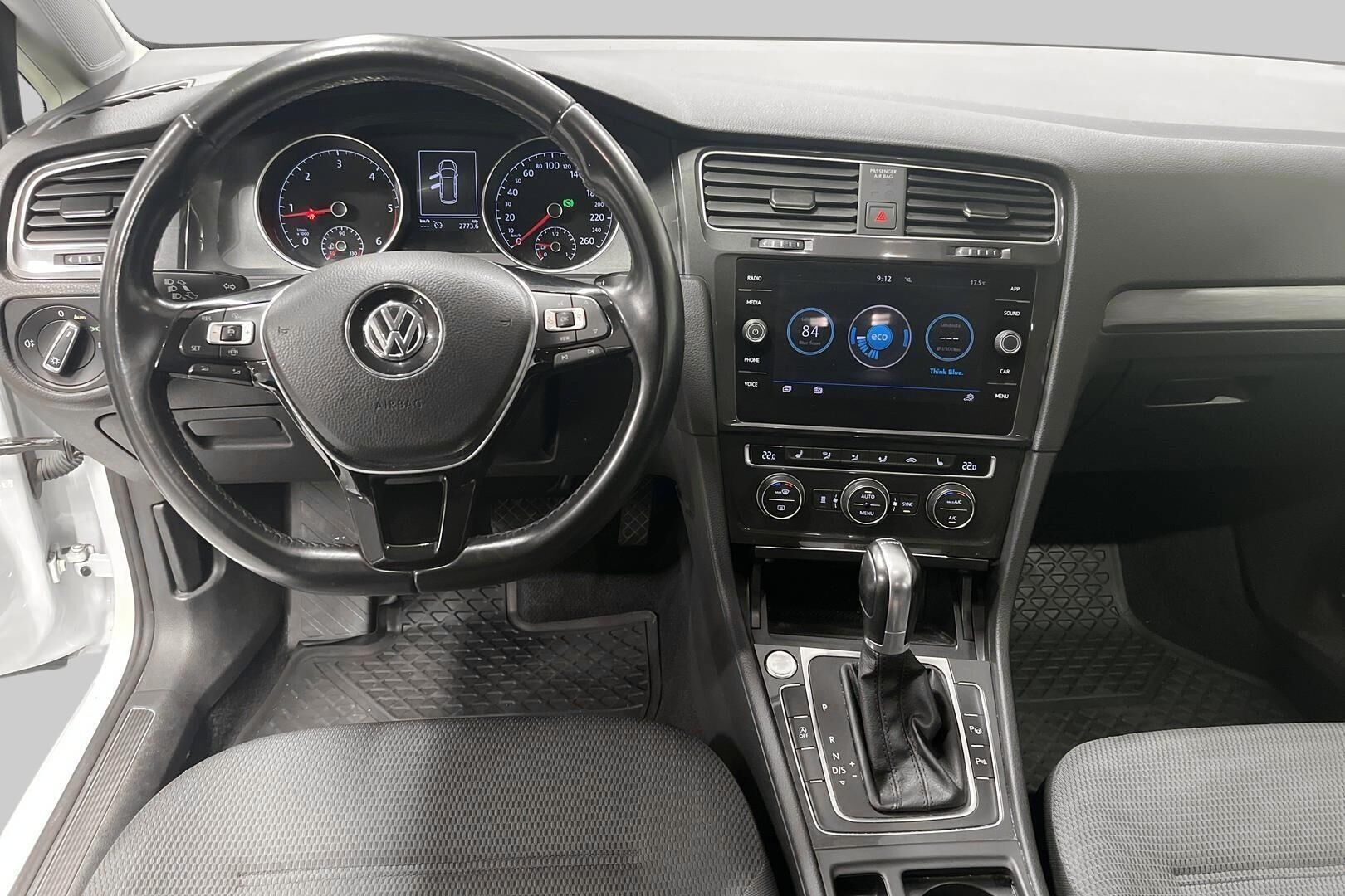 Volkswagen Golf iso kuva 11
