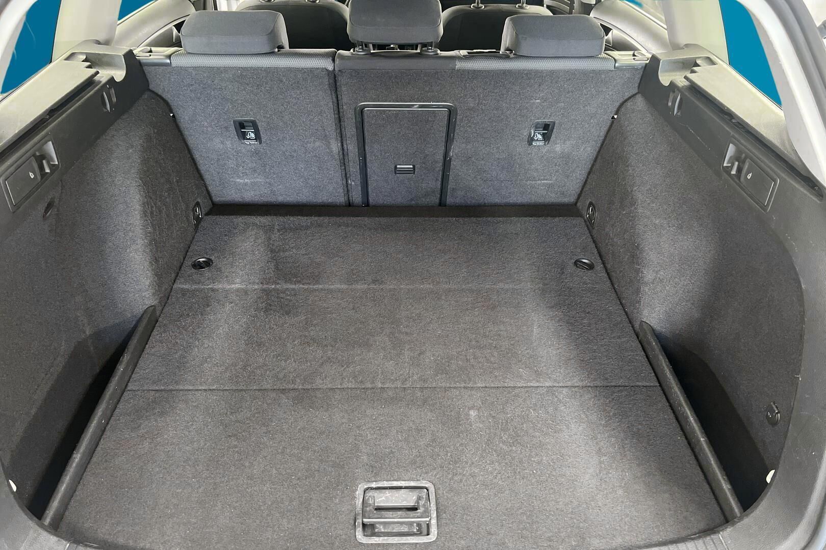 Volkswagen Golf iso kuva 12