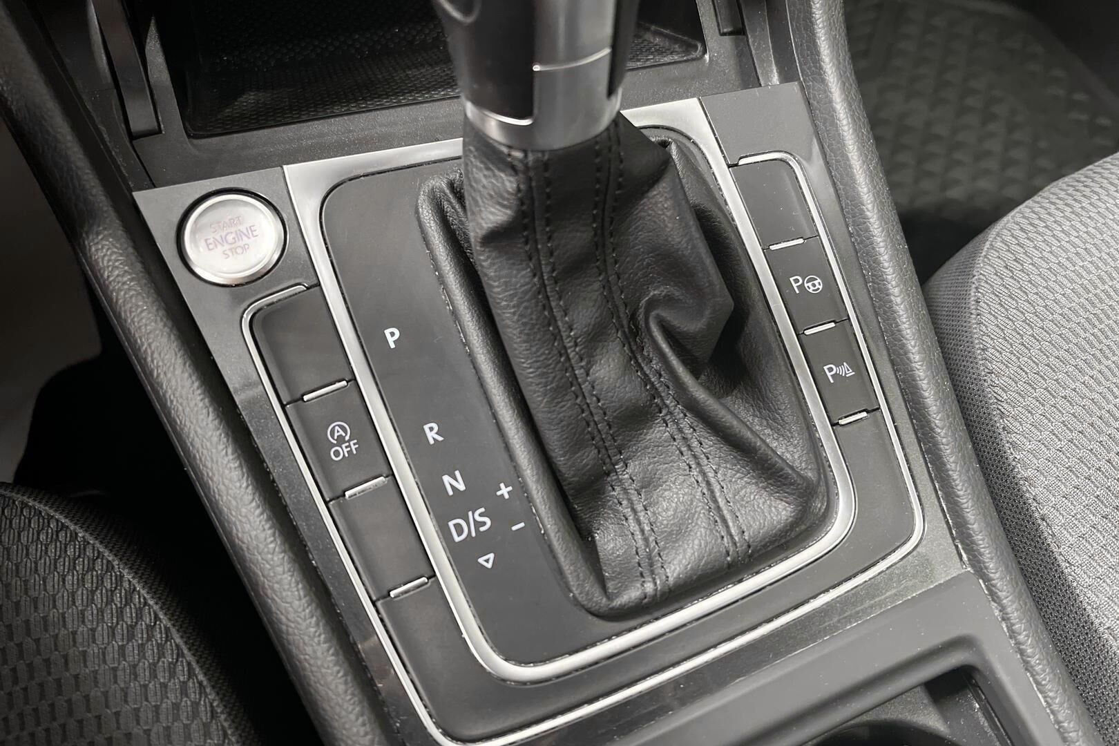 Volkswagen Golf iso kuva 16
