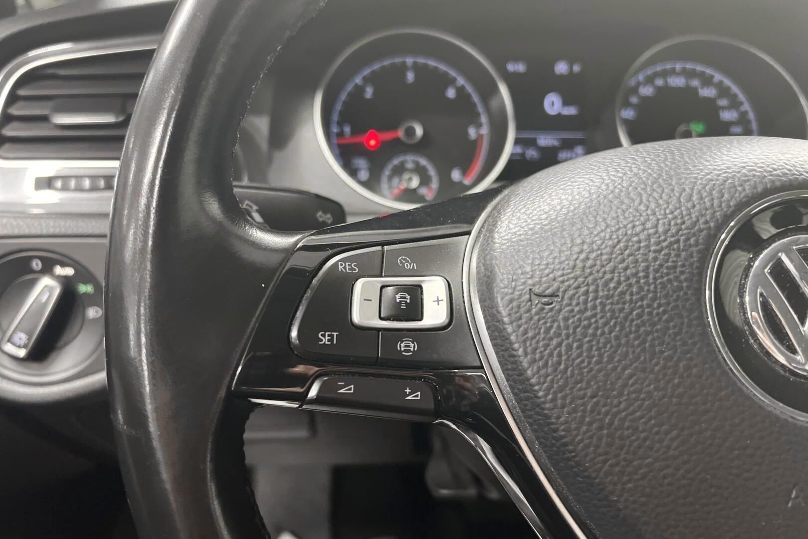 Volkswagen Golf iso kuva 17