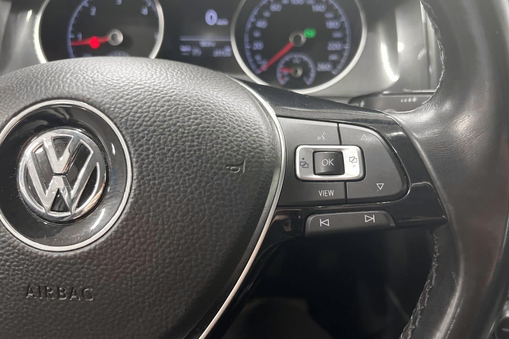 Volkswagen Golf iso kuva 18