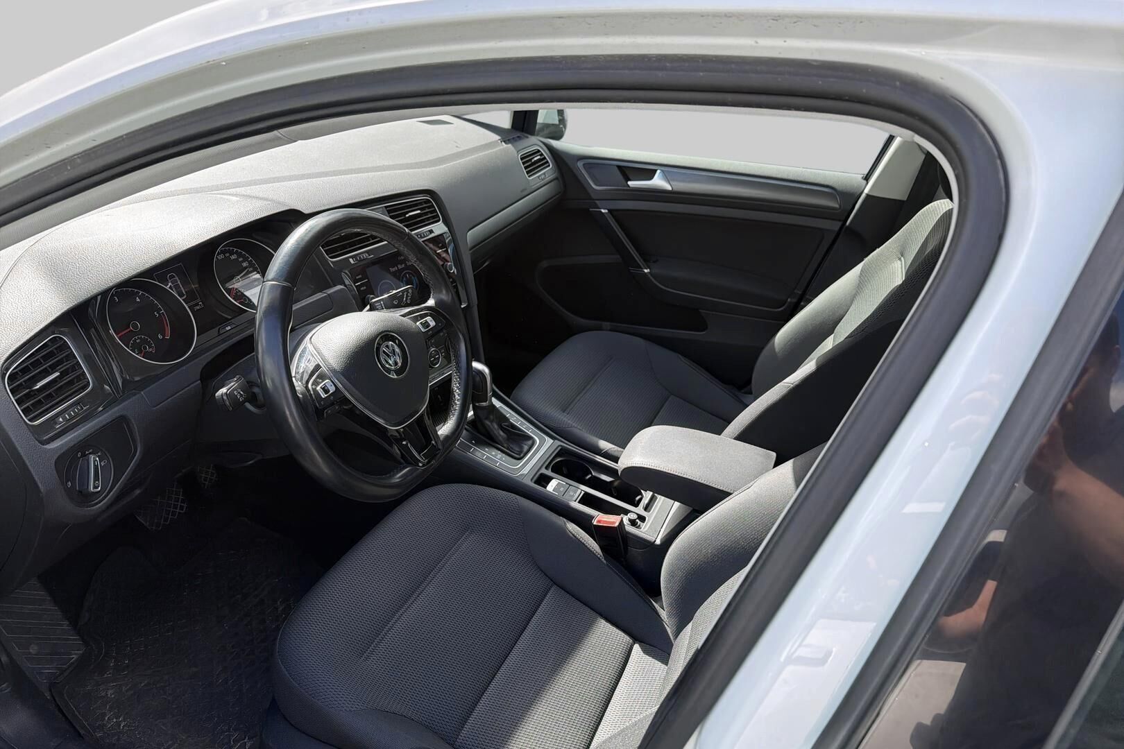 Volkswagen Golf iso kuva 2